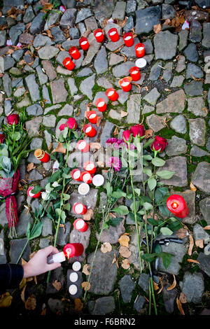 Des fleurs et des bougies, certains disposés comme un point d'interrogation, sont portées devant l'ambassade de France à Prague à la mémoire des victimes tuées dans les attentats de vendredi à Paris le samedi 14 novembre, 2015. (CTK Photo/Vit Simanek) Banque D'Images