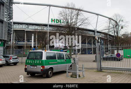 Hanovre, Allemagne. 16 Nov, 2015. Une voiture de police est garée en face de l'IDH Arena de Hanovre, Allemagne, 16 novembre 2015. Le match de football entre l'Allemagne et les Pays-Bas se déroule à Hanovre le 17 novembre 2015. Il y a des précautions de sécurité accrue pour le jeu trois jours après les attentats à Paris. Photo : JULIAN STRATENSCHULTE/dpa/Alamy Live News Banque D'Images