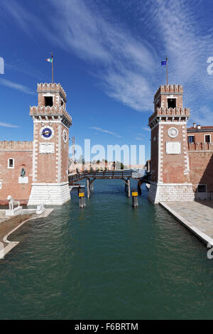 Arsenal porte d'eau et les tours, ancienne base navale de la République de Venise, Castello, Venise, Vénétie, Italie Banque D'Images