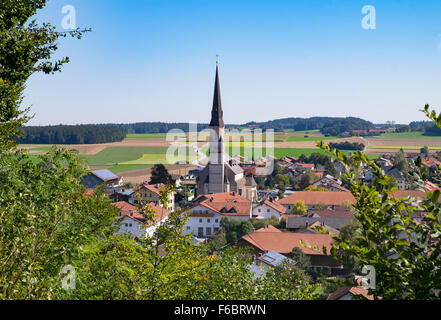 Vue depuis le calvaire vers Palling, Rupertiwinkel, Haute-Bavière, Bavière, Allemagne Banque D'Images