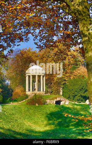 L'automne à Radisson Blu Fürst Leopold Park, UNESCO World Heritage royaume des jardins de Dessau-Wörlitz, Saxe-Anhalt, Allemagne Banque D'Images