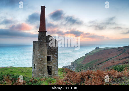 Papule prospérer tin mine à Rinsey sur la côte de Cornwall Banque D'Images