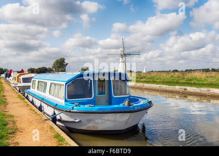 Une journée ensoleillée à Thurne moulin sur les Norfolk Broads Banque D'Images