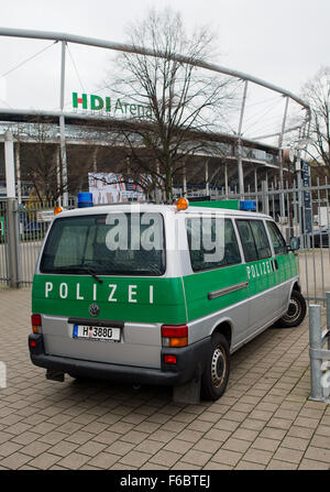 Hanovre, Allemagne. 16 Nov, 2015. Une voiture de police est garée en face de l'IDH Arena de Hanovre, Allemagne, 16 novembre 2015. Le match de football entre l'Allemagne et les Pays-Bas se déroule à Hanovre le 17 novembre 2015. Il y a des précautions de sécurité accrue pour le jeu trois jours après les attentats à Paris. Photo : JULIAN STRATENSCHULTE/dpa/Alamy Live News Banque D'Images