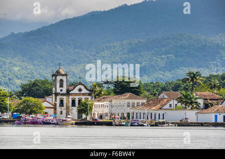 Vue depuis la mer à Paraty, Brésil, Côte Verte Banque D'Images