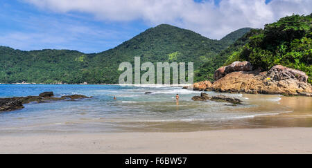 Vue de la plage de Trinidade, Paraty, Brésil Banque D'Images