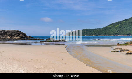 Vue de la plage de Trinidade, Paraty, Brésil Banque D'Images