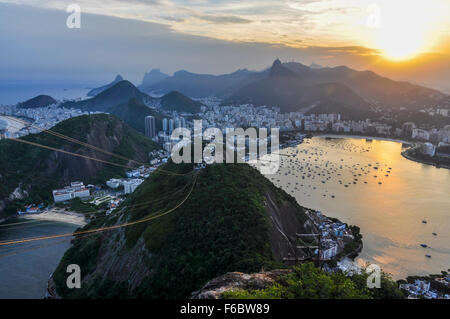 Vue panoramique de Rio de Janeiro au coucher du soleil du mont du Pain de Sucre, le Brésil Banque D'Images