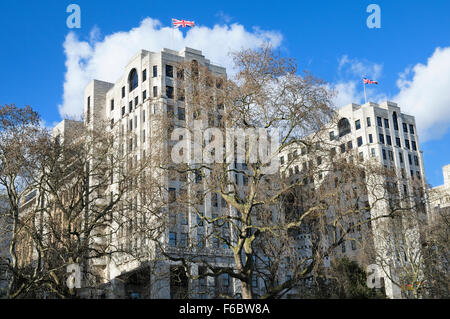 L'Adelphi Building vu de Victoria Embankment Gardens, Charing Cross, Londres, Angleterre, Royaume-Uni Banque D'Images