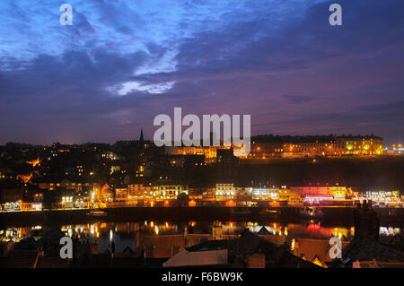 La ville de Whitby et le port au crépuscule, North Yorkshire, England, UK Banque D'Images