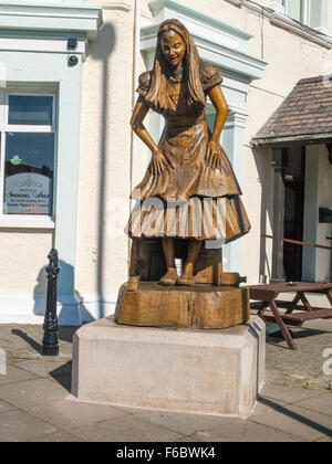 Statue d'Alice au pays des merveilles à Llandudno Pays de Galles UK Banque D'Images