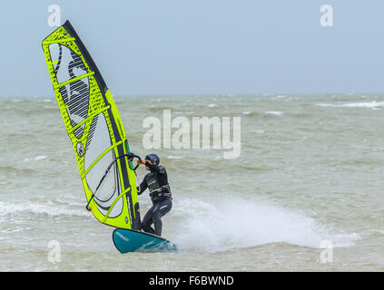 Planche à voile, sur une mer déchaînée. Banque D'Images