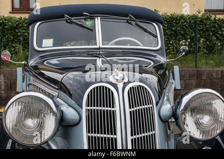 Parme, Italie - Avril 2015 : BMW Retro Vintage Car Vue de face Détail Banque D'Images