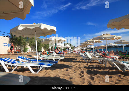 Plage de Pefkos (Lee), Pefki Rhodes, Grèce. Banque D'Images