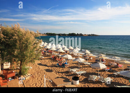 Plage de Pefkos (Lee), Pefki Rhodes, Grèce. Banque D'Images