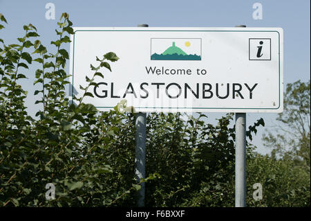 Vue de la ville de signer dès que vous entrez dans la ville de Somerset Glastonbury , Royaume-Uni. Banque D'Images