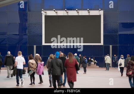O2 Arena, London, UK. Le 16 novembre, 2015. Grand écran numérique tours de la couleurs du drapeau français à noir comme une minute de silence est observée en mémoire des victimes des attentats de Paris. Credit : Malcolm Park editorial/Alamy Live News Banque D'Images