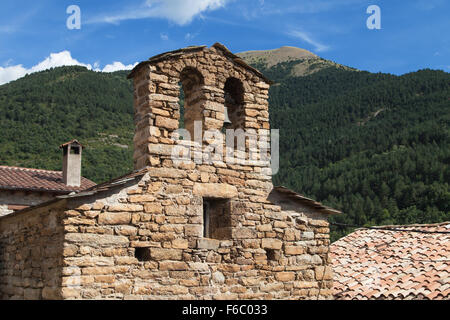 Clocher pignon de l'église Sant Climent en Iran, Lleida, Catalogne. Banque D'Images