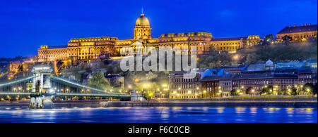 La Hongrie, Budapest, Pont des Chaînes et le Palais Royal, illuminée au crépuscule Banque D'Images