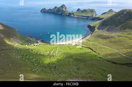 Vue panoramique de la baie du Village, St Kilda, avec de vieux murs de pierres sèches et les bâtiments dispersés au bas de la colline. Banque D'Images