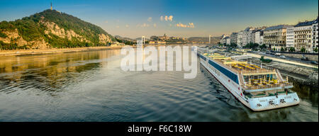 Budapest est sur le Danube. La ville est divisée en quartiers Buda et Pest. Banque D'Images