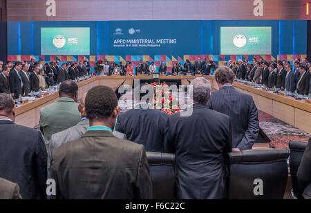 Manille, Philippines. 16 Nov, 2015. Les fonctionnaires disposent d'un moment de silence pour ceux qui ont été impliqués dans des attentats terroristes à Paris, au cours de la Coopération économique Asie-Pacifique (APEC) Réunion ministérielle à Manille, Philippines, le 16 novembre, 2015. Les ministres de l'attache de l'importance de l'APEC à la croissance inclusive et a souligné le rôle du secteur des services en tant que moteur de la croissance économique dans la région. Credit : Lui Siu Wai/Xinhua/Alamy Live News Banque D'Images