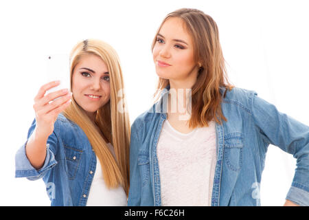 Deux amies faire un selfies Banque D'Images