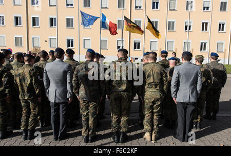 Muellheim, Allemagne. 16 Nov, 2015. Avec la Brigade franco-allemande soldats participer à une minute de silence pour les victimes des attaques terroristes à Paris en face de brandir des drapeaux en berne à la caserne à Muellheim, Allemagne, 16 novembre 2015. Au moins 129 personnes ont été tuées et plus de 350 blessés graves dans une série d'attaques de terreur nuit à Paris du 13 au 14 novembre 2015. Photo : PATRICK SEEGER/dpa/Alamy Live News Banque D'Images