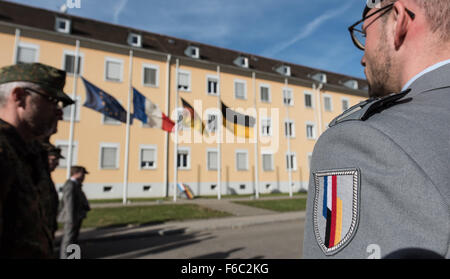 Muellheim, Allemagne. 16 Nov, 2015. Avec la Brigade franco-allemande soldats participer à une minute de silence pour les victimes des attaques terroristes à Paris en face de brandir des drapeaux en berne à la caserne à Muellheim, Allemagne, 16 novembre 2015. Au moins 129 personnes ont été tuées et plus de 350 blessés graves dans une série d'attaques de terreur nuit à Paris du 13 au 14 novembre 2015. Photo : PATRICK SEEGER/dpa/Alamy Live News Banque D'Images