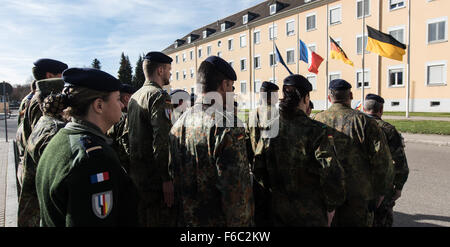 Muellheim, Allemagne. 16 Nov, 2015. Avec la Brigade franco-allemande soldats participer à une minute de silence pour les victimes des attaques terroristes à Paris en face de brandir des drapeaux en berne à la caserne à Muellheim, Allemagne, 16 novembre 2015. Au moins 129 personnes ont été tuées et plus de 350 blessés graves dans une série d'attaques de terreur nuit à Paris du 13 au 14 novembre 2015. Photo : PATRICK SEEGER/dpa/Alamy Live News Banque D'Images