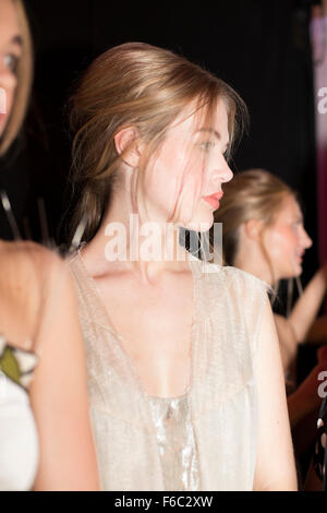 Les coulisses de modèles des collections de Paris Banque D'Images