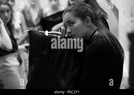 Les coulisses de modèles des collections de Paris Banque D'Images