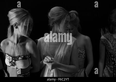 Les coulisses de modèles des collections de Paris Banque D'Images