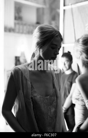 Les coulisses de modèles des collections de Paris Banque D'Images