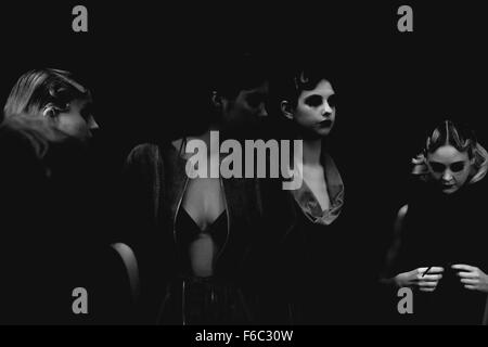 Les coulisses de modèles des collections de Paris Banque D'Images