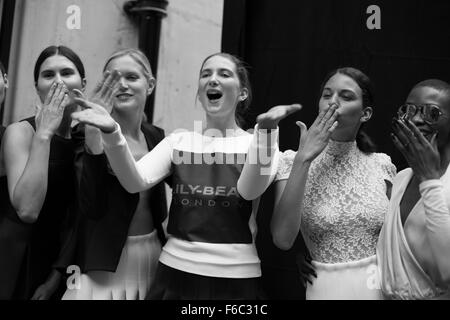 Backstage modèles à Londres Collections Banque D'Images