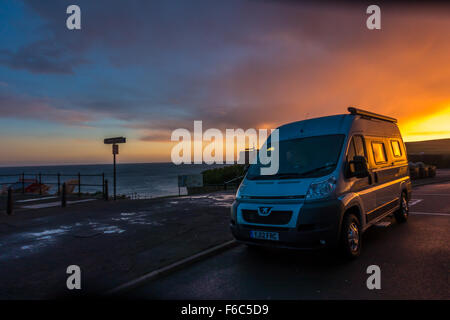 En hiver, profitez du lever du soleil depuis un campervan au bord de la mer à Saltburn-by-the-Sea, Cleveland, North Yorkshire, Angleterre Banque D'Images