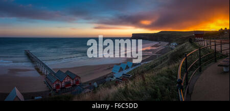 Jetée, funiculaire, côte et falaises sur un magnifique lever de soleil au-dessus de la mer du Nord. Saltburn-by-the-Sea, Cleveland, North Yorkshire, Angleterre Banque D'Images