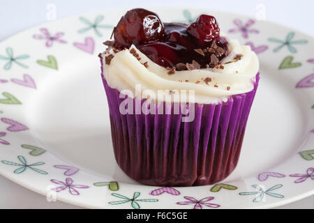 Cupcake Forêt Noire sur la plaque Banque D'Images