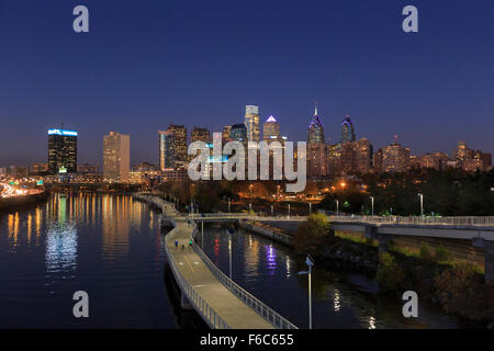 Philadelphia Skyline avec Schuylkill River Park Promenade, Philadelphie , Pennsylvania Banque D'Images