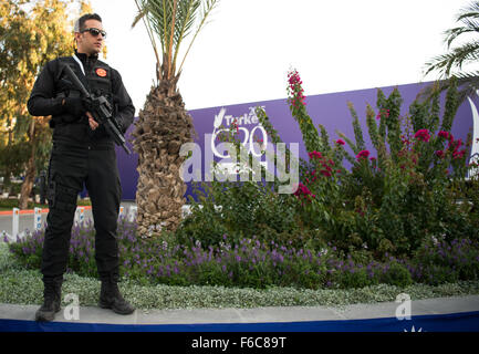 Antaly, Turquie. 16 Nov, 2015. Un homme de police armé avec une mitrailleuse garde l'entrée de l'administration centrale des médias au Sommet du G20 à Belek, près d'Antaly, Turquie, 16 novembre 2015. Le G20 groupe de 19 pays industrialisés et émergents ainsi que l'UE se réunit sous la présidence de la Turquie du 15 octobre au 16 octobre 2015. PHOTO : Bernd VON JUTRCZENKA/dpa/Alamy Live News Banque D'Images