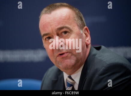 Hanovre, Allemagne. 16 Nov, 2015. Le ministre de l'intérieur de Basse-saxe Boris Pistorius parle lors d'une conférence de presse au Ministère de l'Intérieur à Hannover à Hanovre, Allemagne, 16 novembre 2015. Le match de football entre l'Allemagne et les Pays-Bas se déroule à Hanovre le 17 novembre 2015. Il y a des précautions de sécurité accrue pour le jeu trois jours après les attentats à Paris. Photo : JULIAN STRATENSCHULTE/dpa/Alamy Live News Banque D'Images