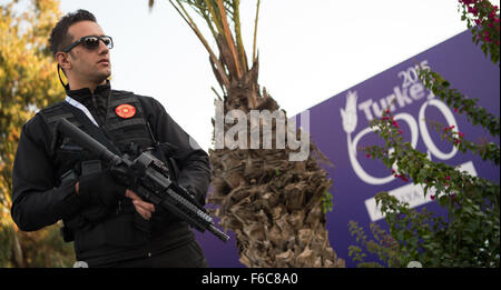 Antaly, Turquie. 16 Nov, 2015. Un homme de police armé avec une mitrailleuse garde l'entrée de l'administration centrale des médias au Sommet du G20 à Belek, près d'Antaly, Turquie, 16 novembre 2015. Le G20 groupe de 19 pays industrialisés et émergents ainsi que l'UE se réunit sous la présidence de la Turquie du 15 octobre au 16 octobre 2015. PHOTO : Bernd VON JUTRCZENKA/dpa/Alamy Live News Banque D'Images