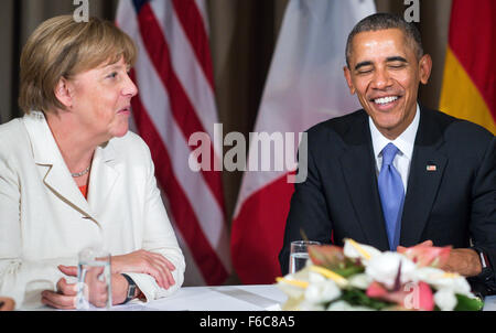 Antaly, Turquie. 16 Nov, 2015. La chancelière allemande Angela Merkel (CDU), l'exprime au cours d'un multilatereal les discussions avec le président américain, Barack Obama, David Cameron, Premier Ministre britannique, française et étrangère Ministre Ministre des affaires étrangères italien Renzi au sommet du G20 à Belek, près d'Antaly, Turquie, 16 novembre 2015. Le G20 groupe de 19 pays industrialisés et émergents ainsi que l'UE se réunit sous la présidence de la Turquie du 15 octobre au 16 octobre 2015. PHOTO : Bernd VON JUTRCZENKA/dpa/Alamy Live News Banque D'Images