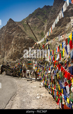 L'Inde, l'Himachal Pradesh, Kinnaur, Dirasang, les drapeaux de prières et le vent powreed à prières sur le champ hermitage Banque D'Images