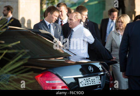 Antaly, Turquie. 16 Nov, 2015. Le Premier ministre russe Vladimir Poutine sort de son limosuine au sommet du G20 à Belek, près d'Antaly, Turquie, 16 novembre 2015. Le G20 groupe de 19 pays industrialisés et émergents ainsi que l'UE se réunit sous la présidence de la Turquie du 15 octobre au 16 octobre 2015. PHOTO : Bernd VON JUTRCZENKA/dpa/Alamy Live News Banque D'Images