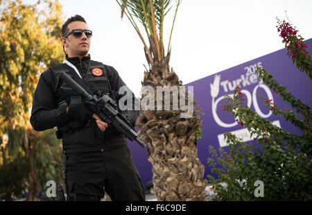 Antaly, Turquie. 16 Nov, 2015. Un homme de police armé avec une mitrailleuse garde l'entrée de l'administration centrale des médias au Sommet du G20 à Belek, près d'Antaly, Turquie, 16 novembre 2015. Le G20 groupe de 19 pays industrialisés et émergents ainsi que l'UE se réunit sous la présidence de la Turquie du 15 octobre au 16 octobre 2015. PHOTO : Bernd VON JUTRCZENKA/dpa/Alamy Live News Banque D'Images