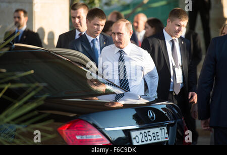 Antaly, Turquie. 16 Nov, 2015. Le Premier ministre russe Vladimir Poutine sort de son limosuine au sommet du G20 à Belek, près d'Antaly, Turquie, 16 novembre 2015. Le G20 groupe de 19 pays industrialisés et émergents ainsi que l'UE se réunit sous la présidence de la Turquie du 15 octobre au 16 octobre 2015. PHOTO : Bernd VON JUTRCZENKA/dpa/Alamy Live News Banque D'Images