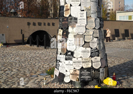 Pologne Varsovie - arbre commémoratif à l'entrée de la prison Pawiak utilisé par les Allemands pendant la Seconde Guerre mondiale pour la torture et l'exécution Banque D'Images