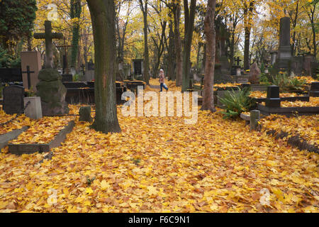 Pologne Varsovie - l'automne dans le grand cimetière Powazki gothique Banque D'Images